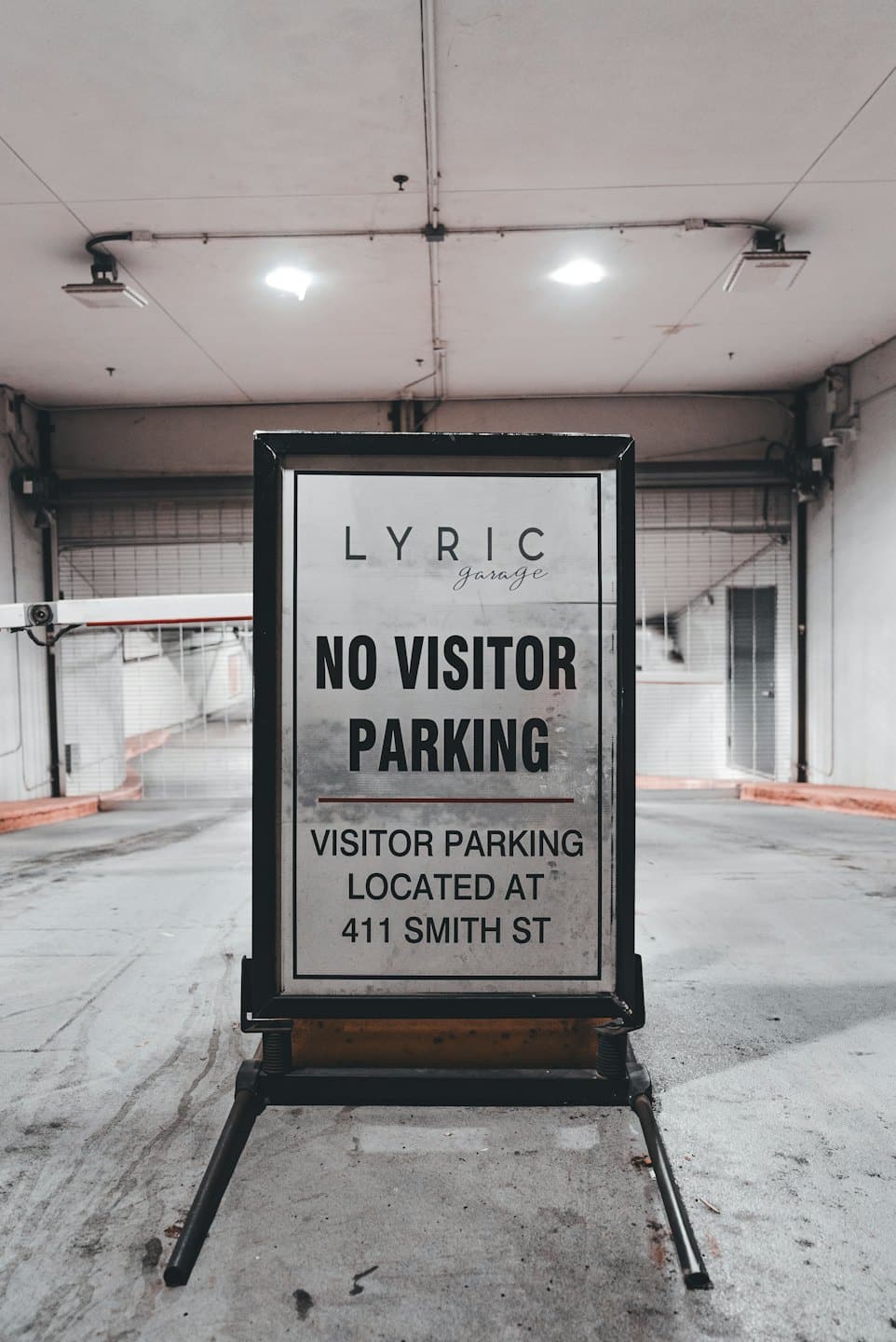 Cartel en un garaje que indica que no hay aparcamiento para visitantes.