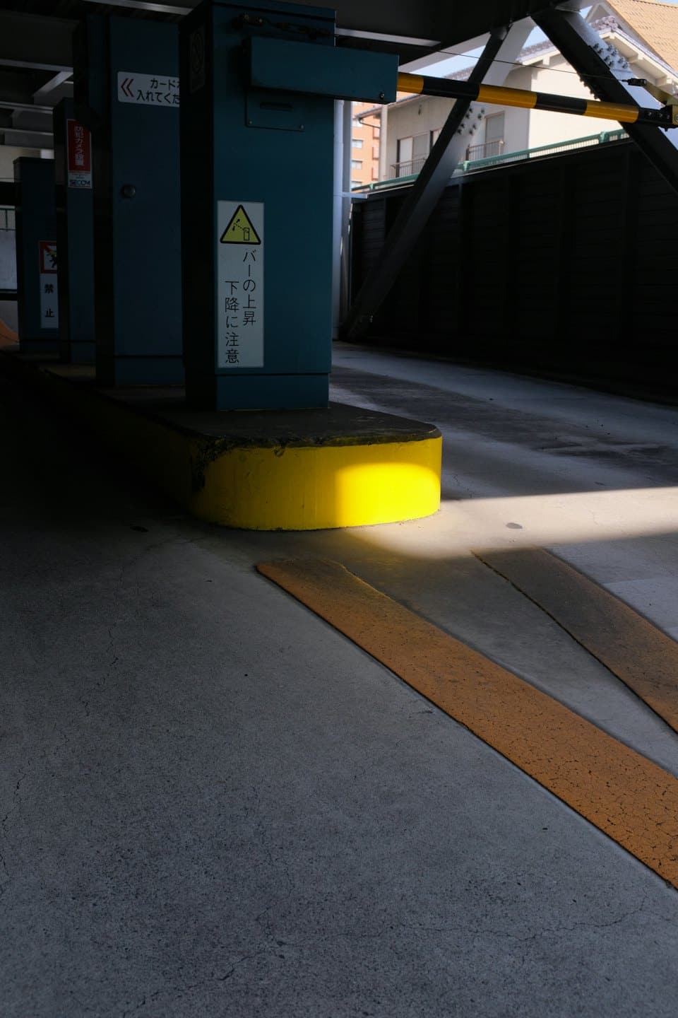 Entrada automatizada de garaje con barrera.